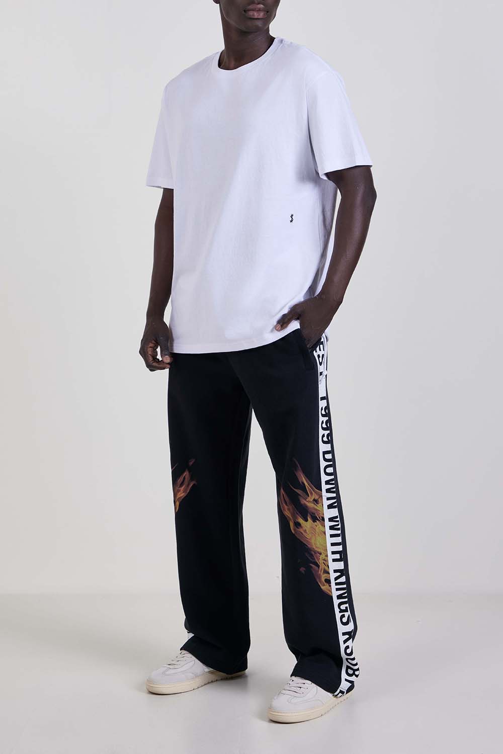 תמונת כל הלוק של מכנסי ג'וגר